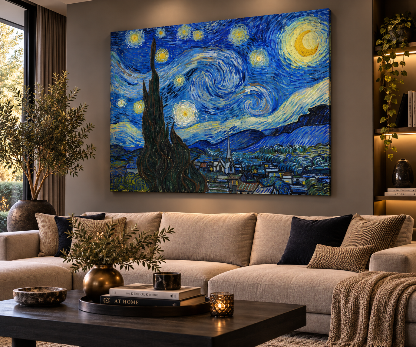 De Sterrennacht volledig en liggend aan de muur in een interieur