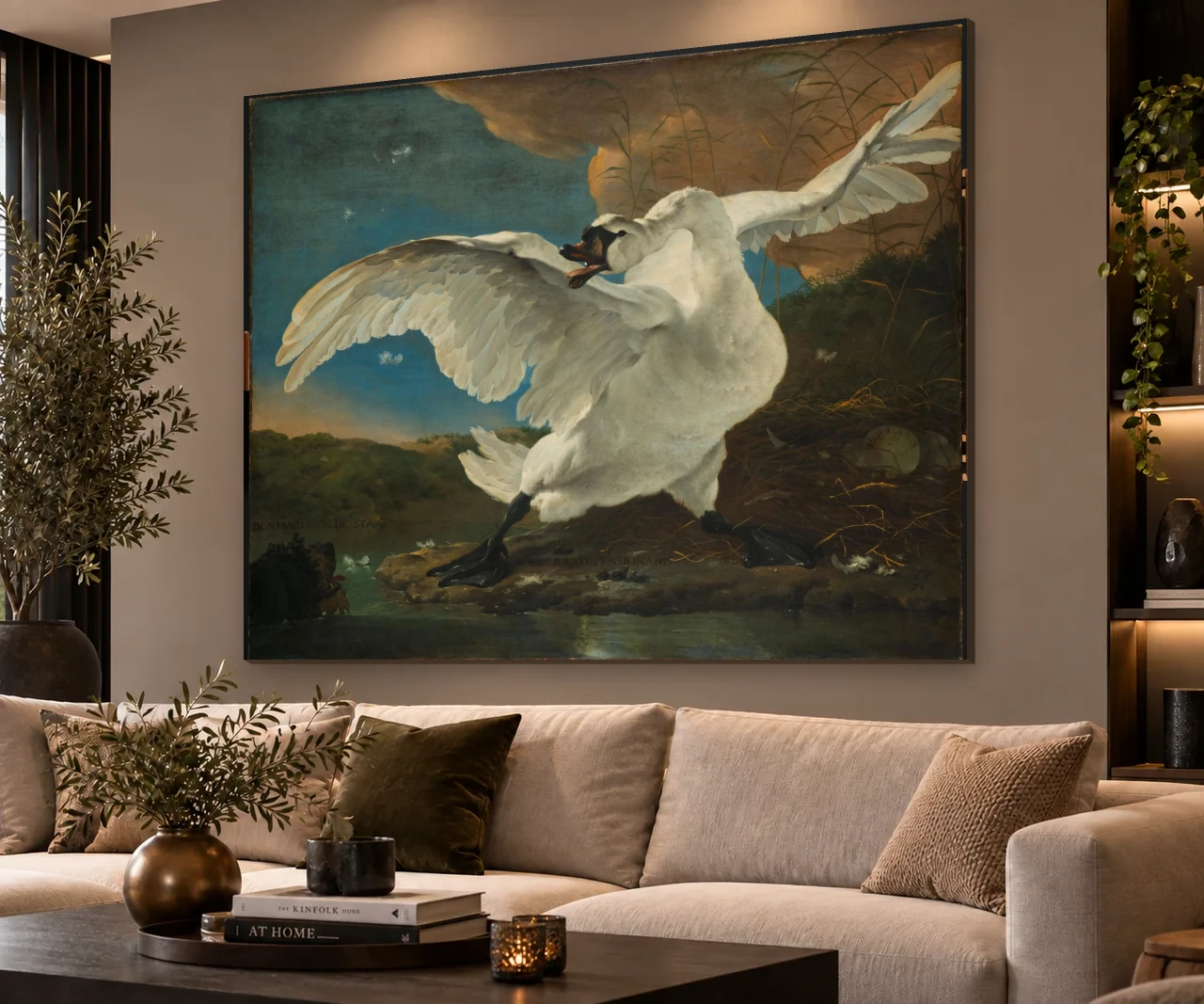 De bedreigde zwaan volledig en liggend aan de muur in een interieur