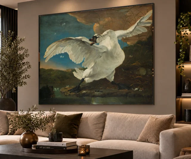 De bedreigde zwaan volledig en liggend aan de muur in een interieur