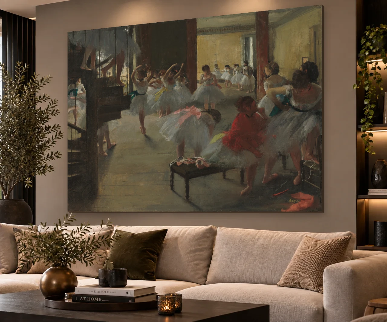 De balletklas volledig en liggend aan de muur in een interieur