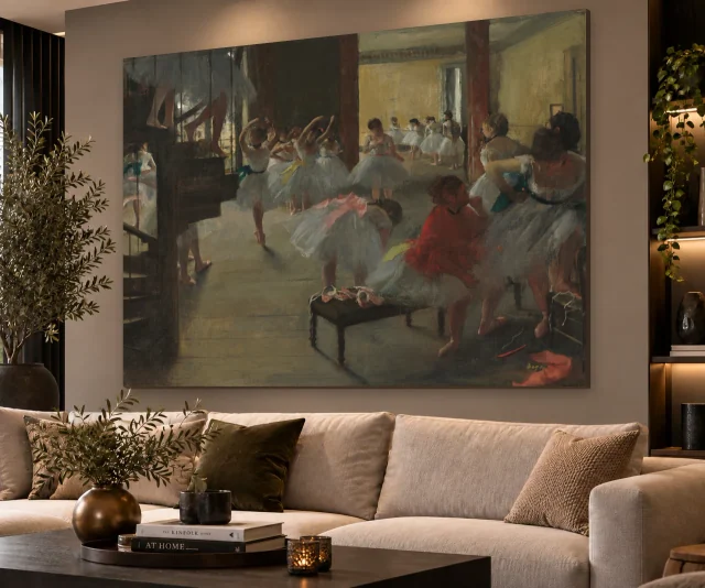 De balletklas volledig en liggend aan de muur in een interieur