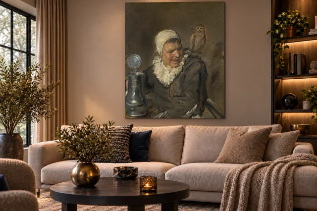 Malle Babbe volledig en staand aan de muur in een interieur