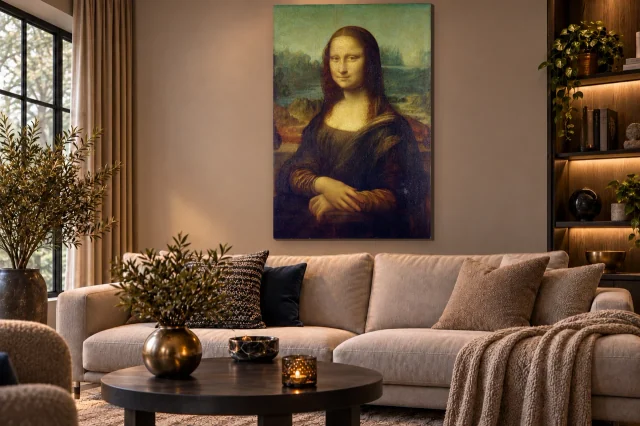 Interieurimpressie met de Mona Lisa van Leonardo da Vinci boven een bank