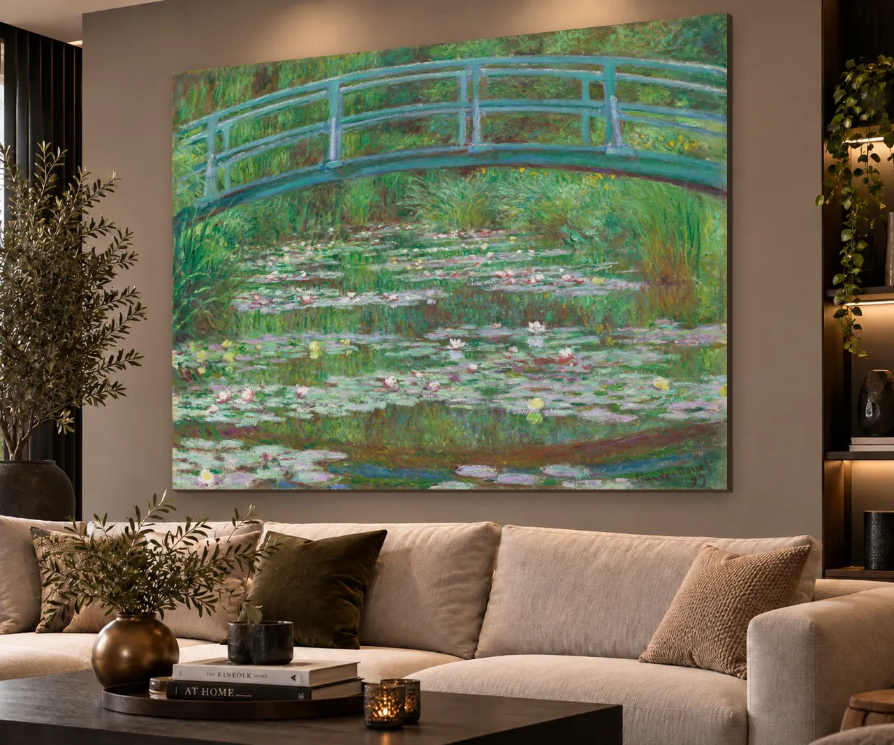 De Japanse brug volledig en liggend aan de muur in een interieur