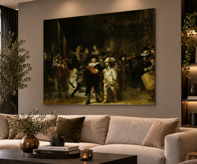 Interieurimpressie met De Nachtwacht van Rembrandt boven een bank