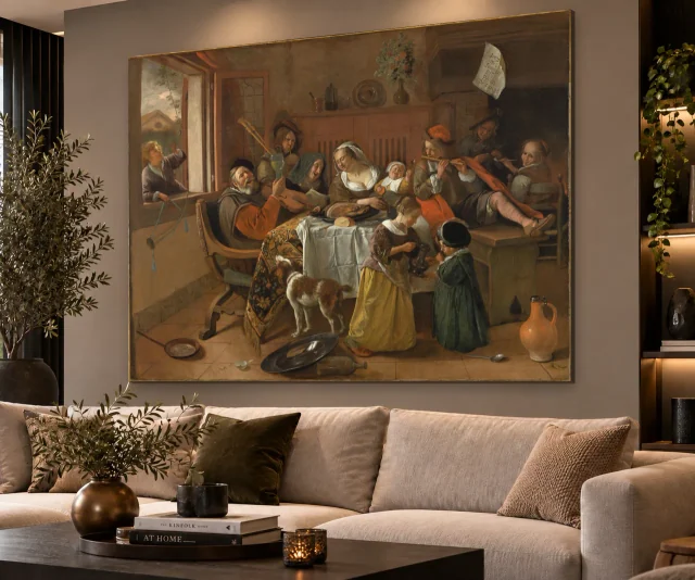 Het vrolijke huisgezin volledig en liggend aan de muur in een interieur
