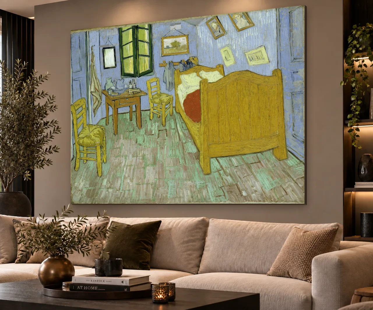 De slaapkamer volledig en liggend aan de muur in een interieur
